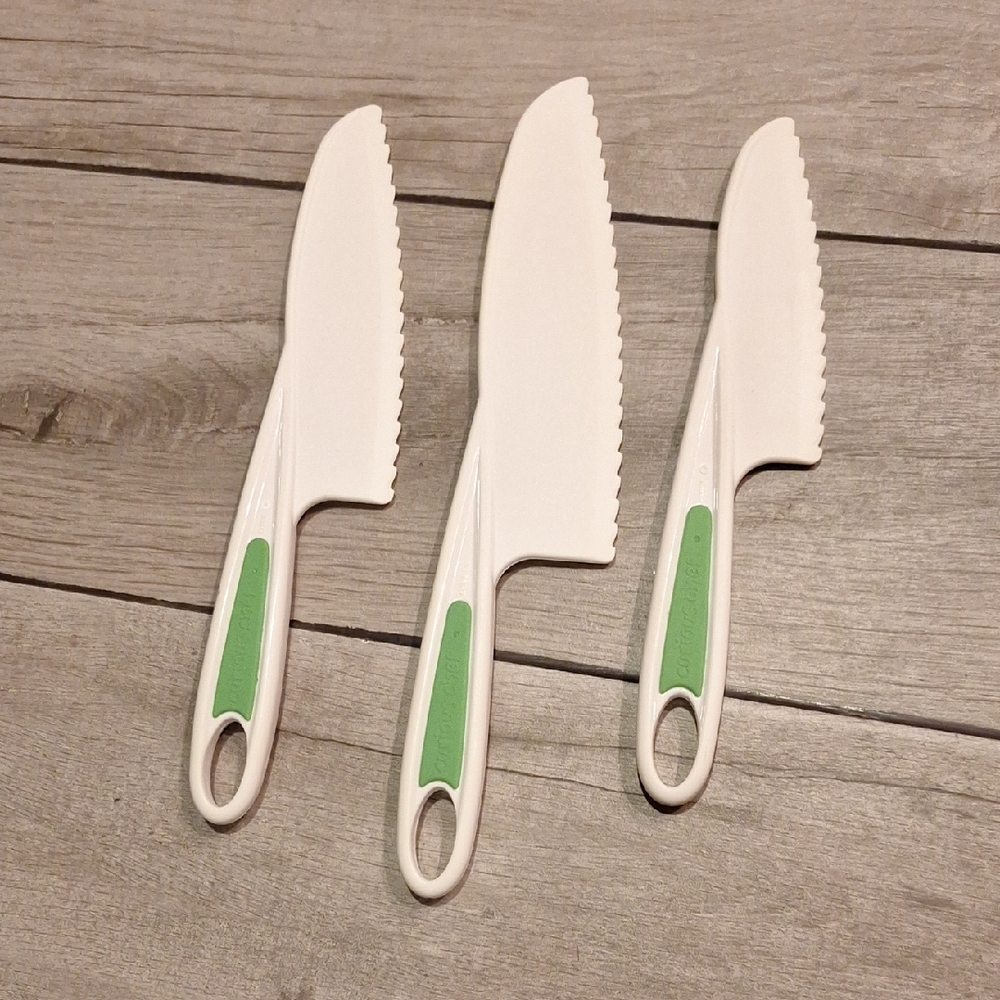 🐣Set of 3 White and Green Plastic Serrated Knives🐬